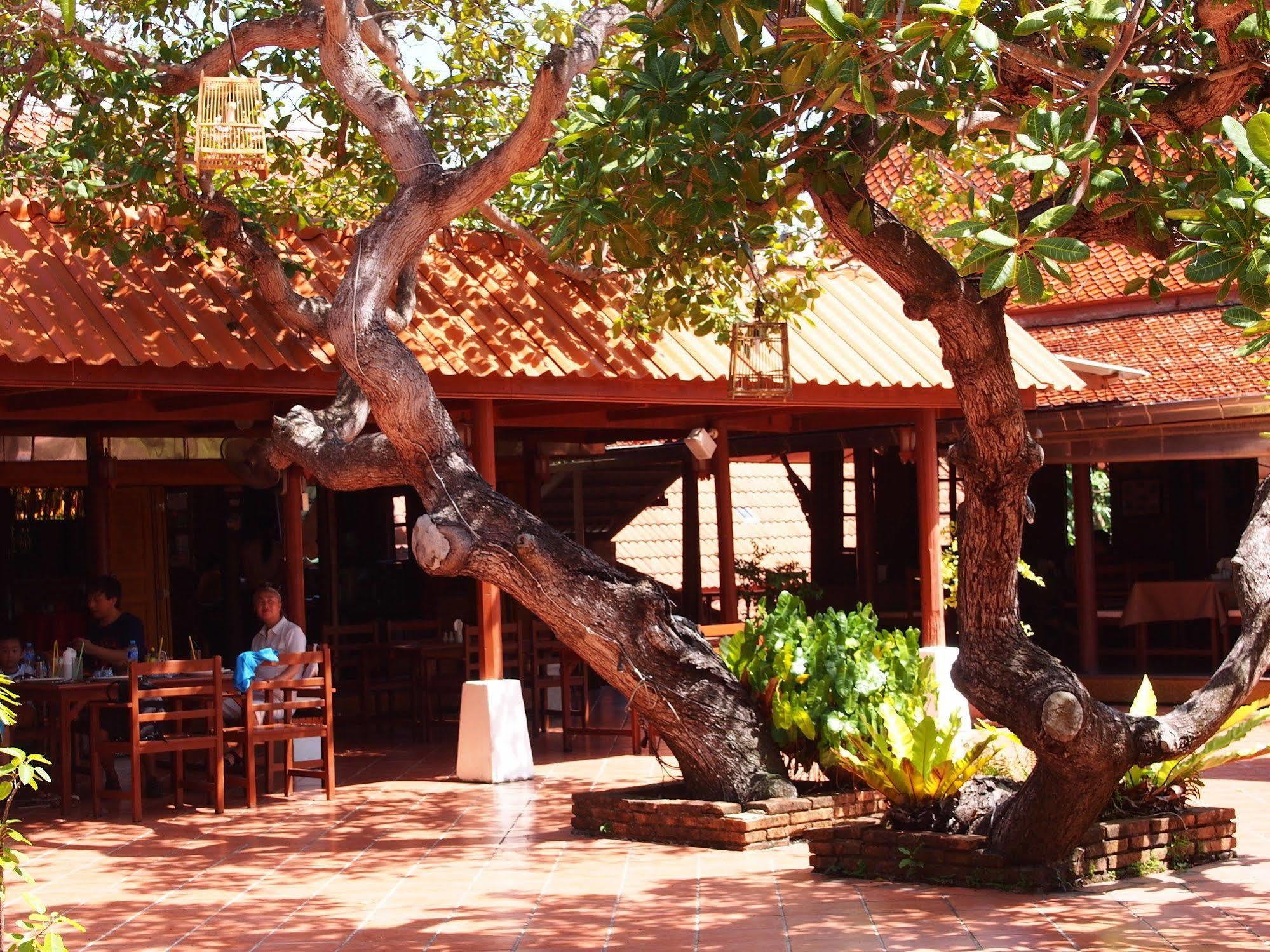ホテル ハリーズ バンガロー&レストラン メナムビーチ エクステリア 写真